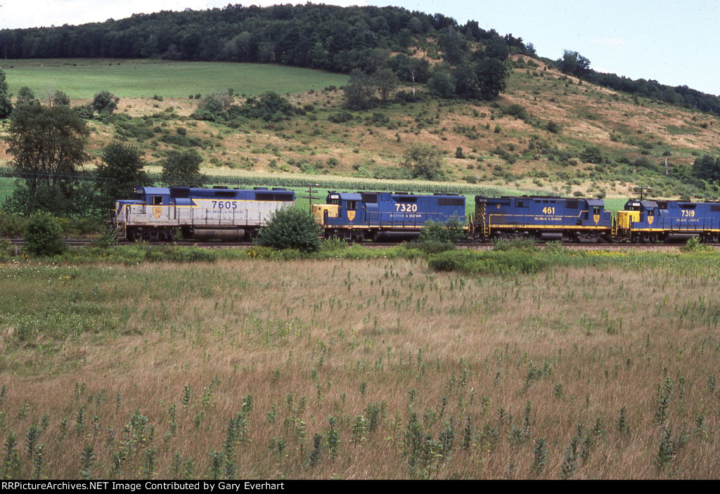 DH GP39-2 #7605 with DH #7320, #461 & #7319.